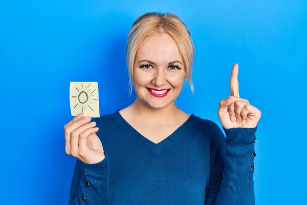 Jonge Blonde Vrouw Met Zon Trekken Herinnering Glimlachend Met Een — Stockfoto