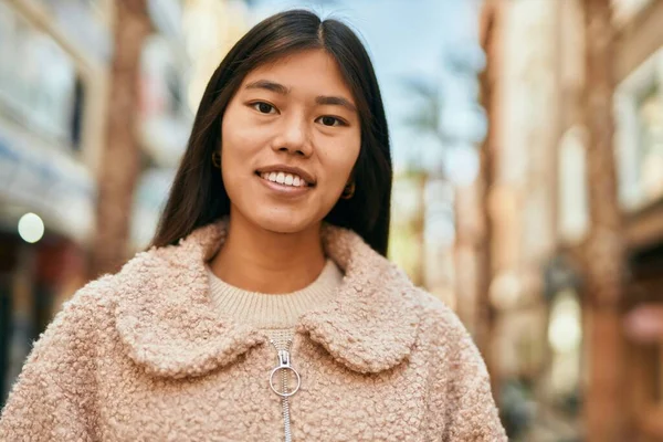 Ung Asiatisk Kvinna Ler Lycklig Stående Vid Staden — Stockfoto
