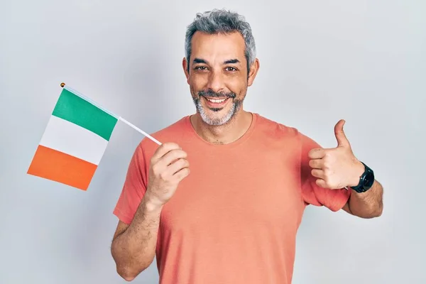 Bel Homme Âge Moyen Avec Les Cheveux Gris Tenant Drapeau — Photo