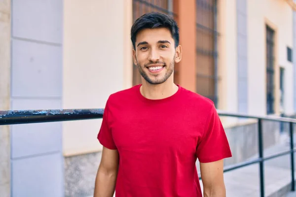 Jonge Latijnse Man Glimlachend Gelukkig Wandelen Naar Stad — Stockfoto