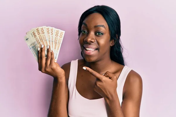 Joven Mujer Afroamericana Sosteniendo Billetes Coronas Suecas Sonriendo Feliz Señalando — Foto de Stock