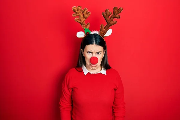 Jeune Femme Hispanique Portant Chapeau Noël Cerf Nez Rouge Déprimé — Photo