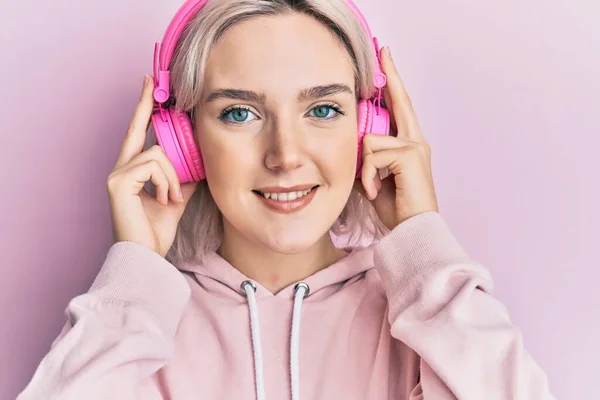 Joven Chica Rubia Escuchando Música Usando Auriculares Sonriendo Con Una — Foto de Stock