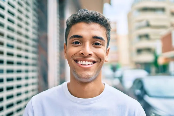 Joven Latino Sonriendo Feliz Caminando Por Ciudad —  Fotos de Stock