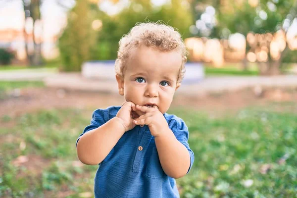 Smutný Chlapeček Který Dotýká Dásní Protože Bolí Zuby Parku Slunečného — Stock fotografie