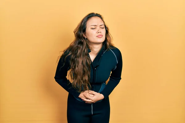 若いヒスパニック系の女の子は消化不良 痛みを伴う病気が具合が悪いので 胃の上に手でネオプレン均一ダイバーを着ている キャッシュ コンセプト — ストック写真