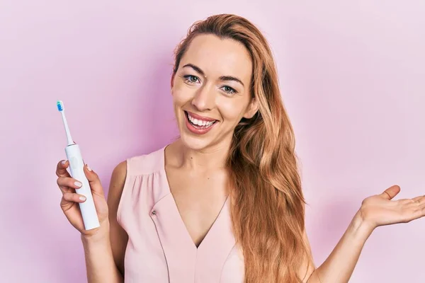 Joven Mujer Caucásica Sosteniendo Cepillo Dientes Eléctrico Celebrando Logro Con —  Fotos de Stock