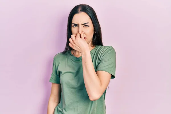 Mooie Vrouw Met Blauwe Ogen Draagt Casual Shirt Ruiken Iets — Stockfoto