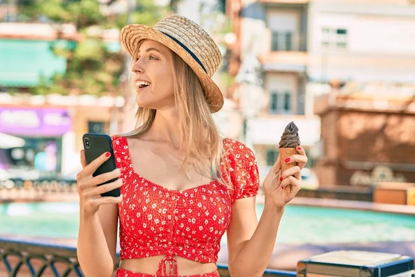 Ung Blond Turist Kvinna Bär Sommar Stil Med Smartphone Äta — Stockfoto