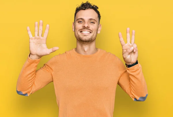 Jonge Latijns Amerikaanse Man Draagt Casual Kleding Tonen Wijzen Met — Stockfoto