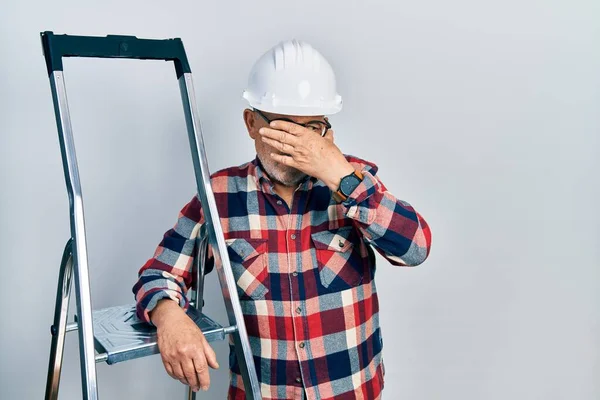 Handyman Maduro Bonito Perto Escadas Construção Vestindo Hardhat Cobrindo Olhos — Fotografia de Stock