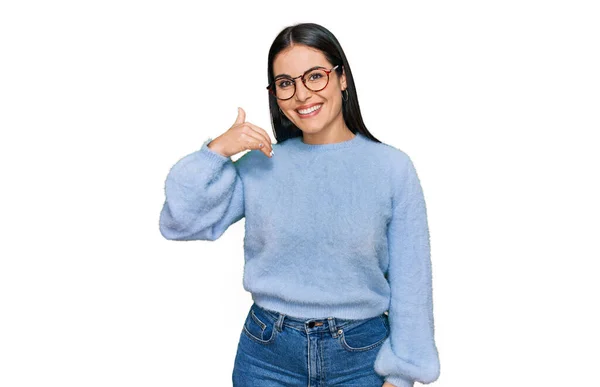 Junge Hispanische Frau Lässiger Kleidung Und Brille Lächelt Und Macht — Stockfoto