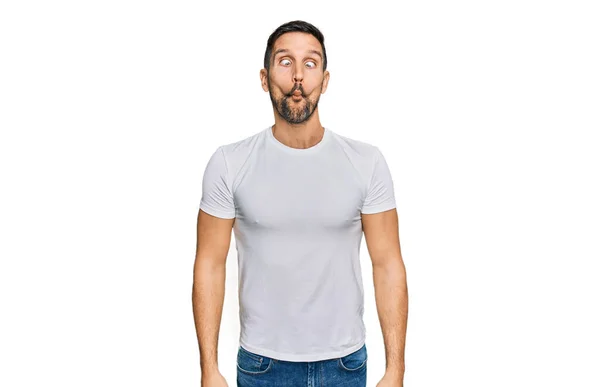 Hombre Guapo Con Barba Vistiendo Camiseta Blanca Casual Haciendo Cara —  Fotos de Stock