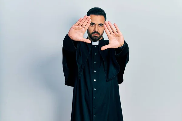 Hombre Hispano Guapo Con Barba Vestida Sacerdote Católico Haciendo Marco —  Fotos de Stock