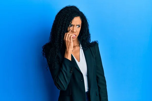 Afro Amerikaanse Vrouw Van Middelbare Leeftijd Die Zakelijke Kleren Draagt — Stockfoto