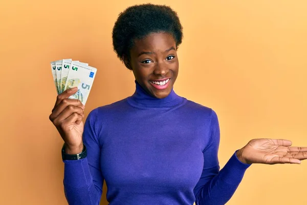 Mladá Africká Americká Dívka Drží Svazek Eurobankovek Oslavující Úspěch Veselým — Stock fotografie