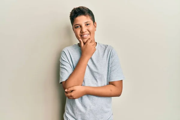 Підліток Іспаномовний Хлопець Сірій Сорочці Впевнено Дивиться Камеру Посміхаючись Схрещеними — стокове фото