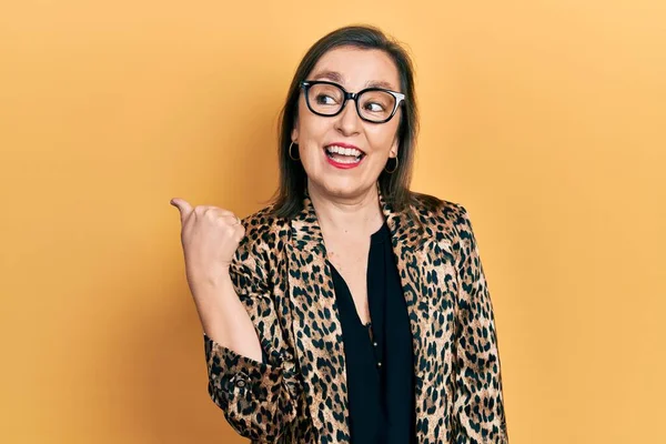 Mujer Hispana Mediana Edad Vistiendo Ropa Negocios Gafas Sonriendo Con — Foto de Stock