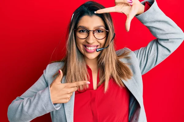 Mooie Brunette Vrouw Die Kantoor Werkt Een Operator Headset Draagt — Stockfoto