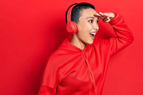 Hermosa Mujer Hispana Con Pelo Corto Escuchando Música Usando Auriculares —  Fotos de Stock