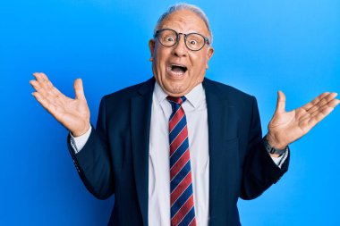 İş elbisesi giymiş, kravatlı beyaz bir adam çılgın kutlamalar yapıyor ve kolları açık, gözleri açık heyecanla haykırıyor. Kazanan konsept 