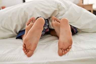 Evdeki yatakta çarşafın birkaç metre altında..