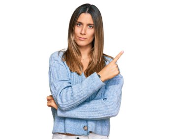 Gündelik giysiler giyen genç bir kadın el ile işaret ederek reklamını yapıyor, ciddi ve sakin bir yüz ifadesi. 