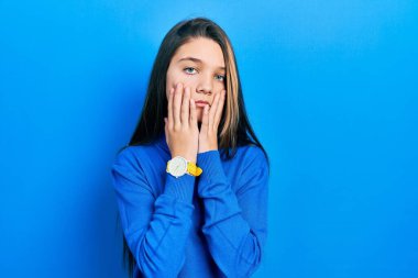 Balıkçı yaka kazak giyen genç esmer kız. Yorgun eller. Yüzü, depresyonu ve üzüntüyü örten. 