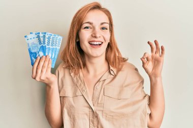 Beyaz kadın elinde 10 bin Şili pezosu tutuyor. Parmaklarıyla imza atıyor, gülümsüyor. Mükemmel bir sembol. 