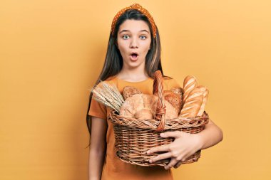 Genç esmer kız elinde hasırdan sepetle ekmeği tutuyor. Korkmuş ve ağzı açık şaşkınlık içinde, inançsız bir yüz. 