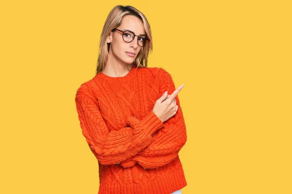 Młoda Piękna Kobieta Ubrana Luźny Sweter Okulary Wskazujące Bok Palcem — Zdjęcie stockowe