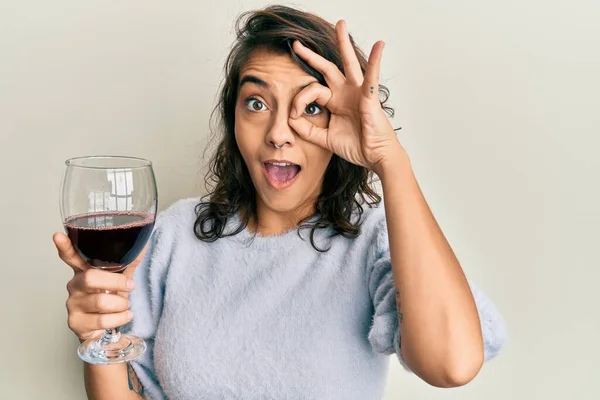 Mujer Hispana Joven Bebiendo Una Copa Vino Tinto Sonriendo Feliz —  Fotos de Stock