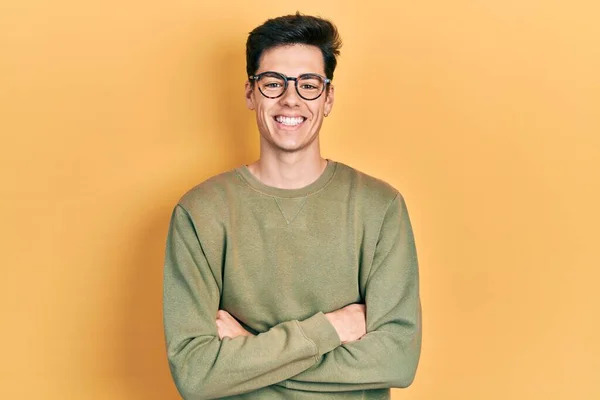 Joven Hombre Hispano Con Los Brazos Cruzados Sonriendo Con Una — Foto de Stock