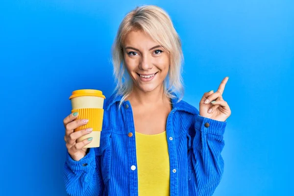 Jovem Loira Segurando Tirar Café Sorrindo Feliz Apontando Com Mão — Fotografia de Stock