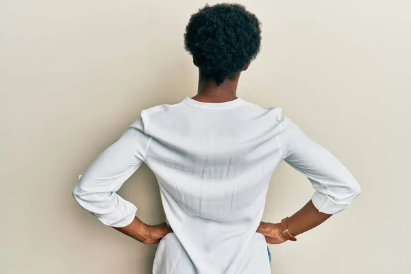 Gündelik Giysiler Giymiş Genç Afro Amerikalı Kız Kolları Vücudunda Geriye — Stok fotoğraf