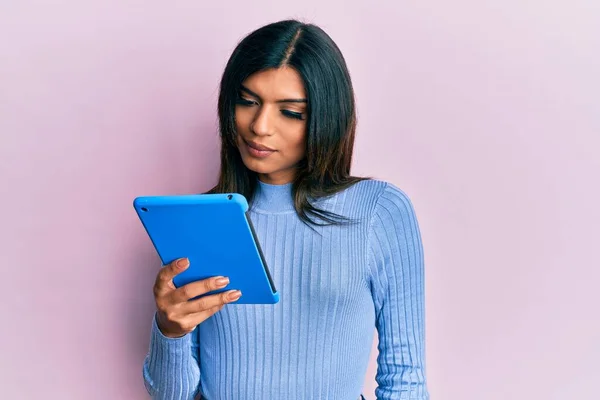 Junge Transsexuelle Transsexuelle Mit Touchpad Gerät Entspannt Mit Ernstem Gesichtsausdruck — Stockfoto