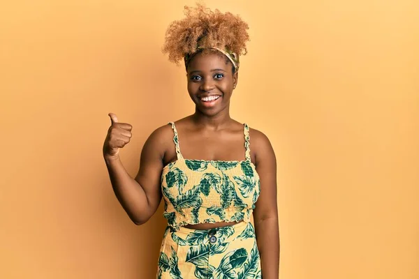 Ung Afrikansk Kvinna Med Afro Hår Bär Sommar Klänning Ler — Stockfoto