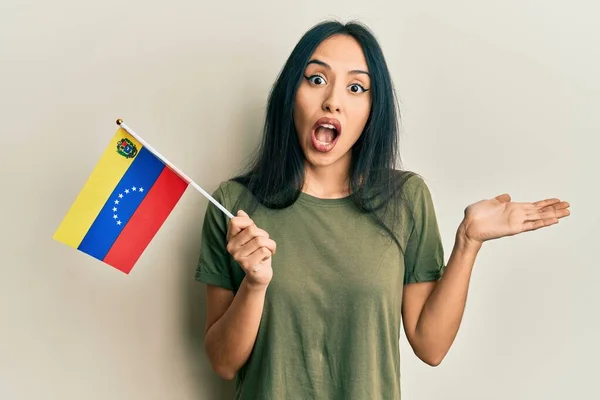 Jovem Hispânica Segurando Bandeira Venezuelana Celebrando Realização Com Sorriso Feliz — Fotografia de Stock