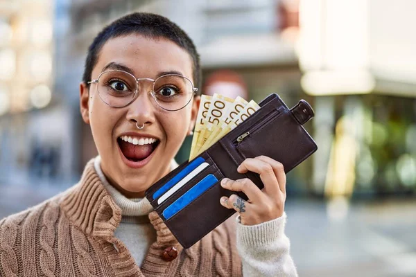 Mulher Hispânica Bonita Com Cabelo Curto Sorrindo Feliz Livre Segurando — Fotografia de Stock