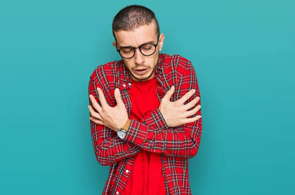 Jovem Hispânico Vestindo Roupas Casuais Tremendo Congelamento Para Inverno Frio — Fotografia de Stock