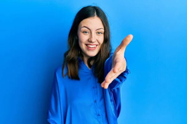 Młoda Brunetka Ubrana Luźną Niebieską Koszulę Uśmiechnięta Przyjazna Oferująca Uścisk — Zdjęcie stockowe