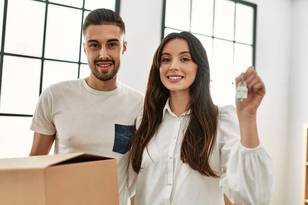 Jovem Casal Hispânico Sorrindo Feliz Segurando Caixas Papelão Chave Nova — Fotografia de Stock