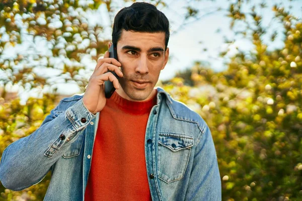 Joven Hombre Hispano Sonriendo Feliz Hablando Smartphone Ciudad —  Fotos de Stock