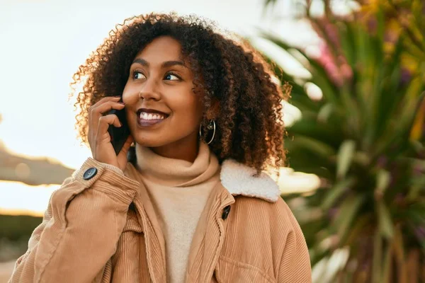 Joven Mujer Afroamericana Sonriendo Feliz Hablando Teléfono Inteligente Parque —  Fotos de Stock