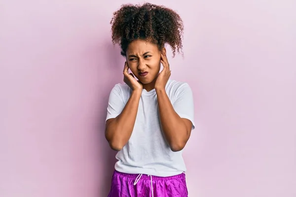 Belle Femme Afro Américaine Aux Cheveux Afro Portant Des Vêtements — Photo