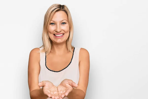 Mujer Caucásica Mediana Edad Vistiendo Ropa Casual Sonriendo Con Las —  Fotos de Stock