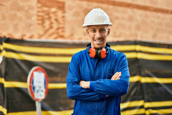 Giovane Operaio Caucasico Sorridente Felice Indossare Uniforme Alla Città — Foto Stock