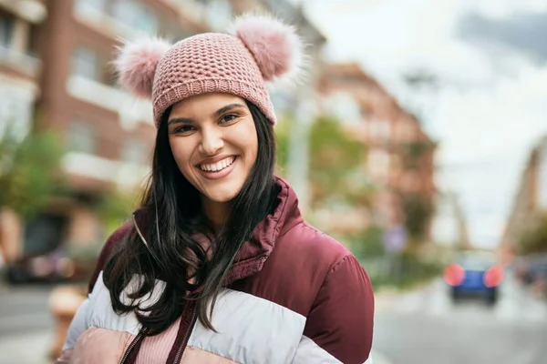 Jong Hispanic Meisje Glimlachen Gelukkig Staan Stad — Stockfoto