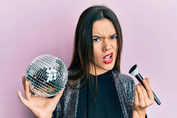 Young Hispanic Girl Holding Shiny Disco Ball Makeup Brush Clueless — Stock Photo, Image
