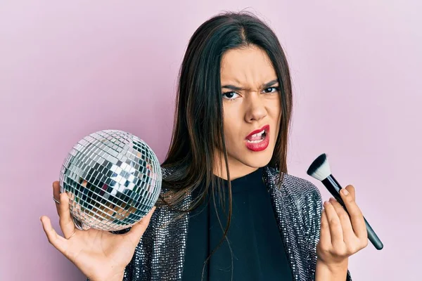 Menina Hispânica Jovem Segurando Bola Discoteca Brilhante Maquiagem Escova Expressão — Fotografia de Stock